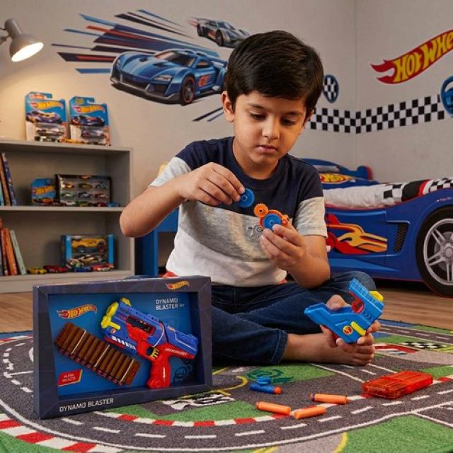 Hot Wheels Dynamo Blaster Toy Gun with 22 Soft Foam Bullets & 12-Dart Cartridge, Long Range Action-Packed Blaster for Kids, Safe & Interactive Play, Blue, Ages 4+